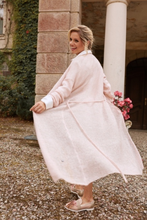 Długi kardigan wełniany z paskiem - Jasny różowy