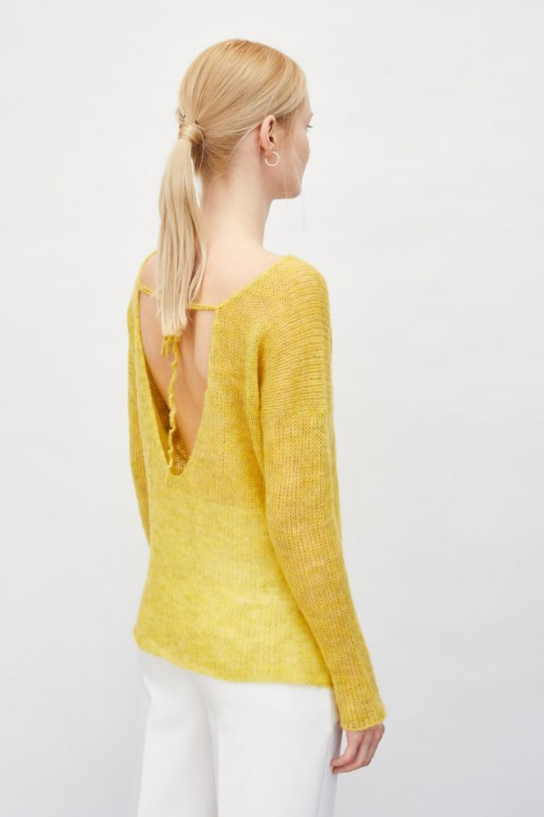 Light fog blouse with neckline at the back