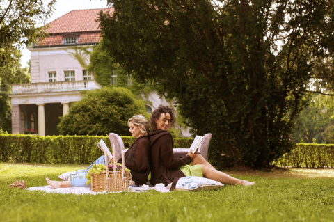 Otulający długi kardigan z kapturem Przystań - Czekoladowy