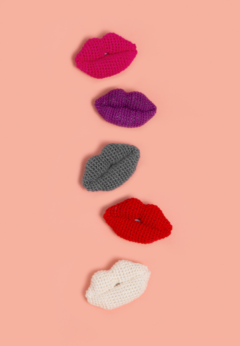 Zalotne Usta Broszka - Biała