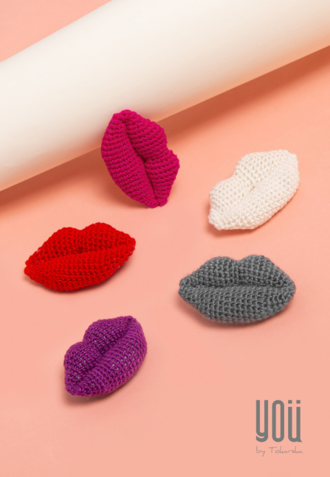 Zalotne Usta Broszka - Czerwony