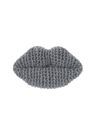 Zalotne Usta Broszka - Szara