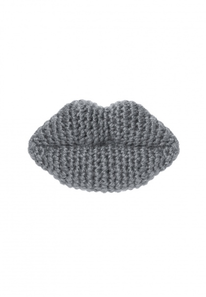 Zalotne Usta Broszka - Szara