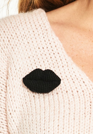 Zalotne Usta Broszka - Czarny