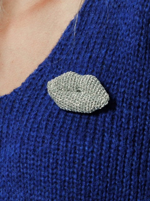 Zalotne Usta Broszka - srebrna