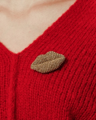 Zalotne Usta Broszka - złota