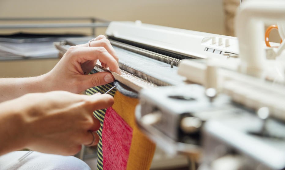 Na maszynie dziewiarskiej pracuje się rękami bez użycia prądu