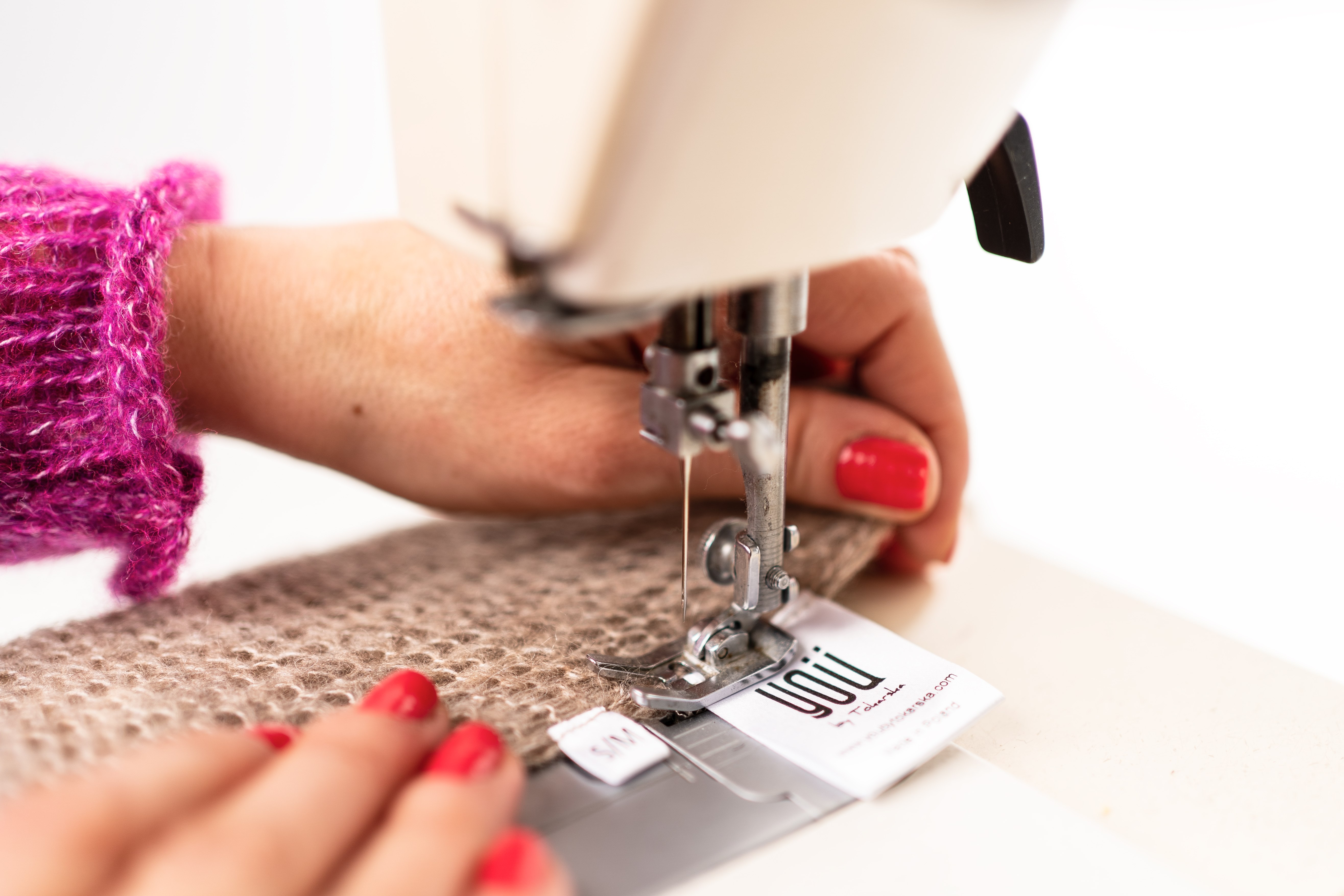 boki swetrów zszywany na maszynie stebnówce