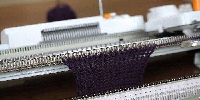 maszyna dziewiarska na której robimy nasze swetry